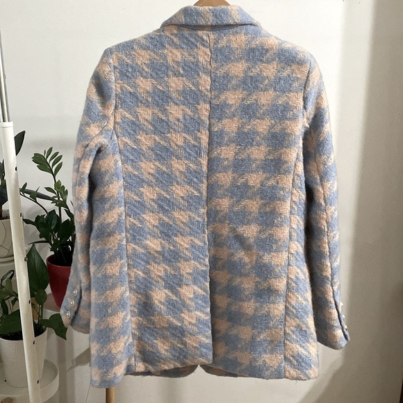 BLACK RIBBON women’s Medium Size light color coat. Keeps you warm and comfy - Picture 3 of 9